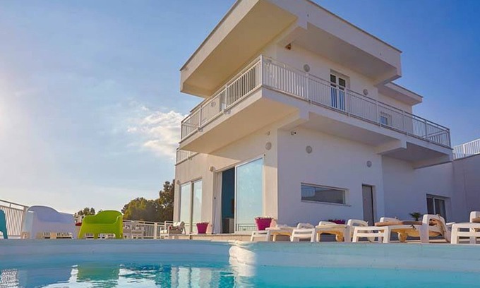 Favara Villa | Homerez - Luxurious Villa with Pool in Favara
