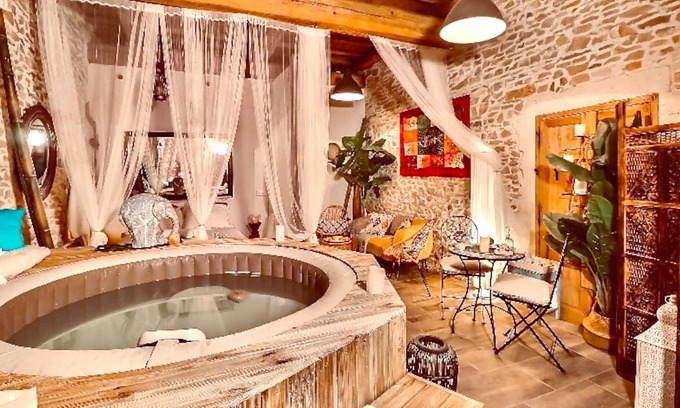 Cadereau Apartment | Homerez - Nice studio for 2 ppl. with jacuzzi at Nîmes