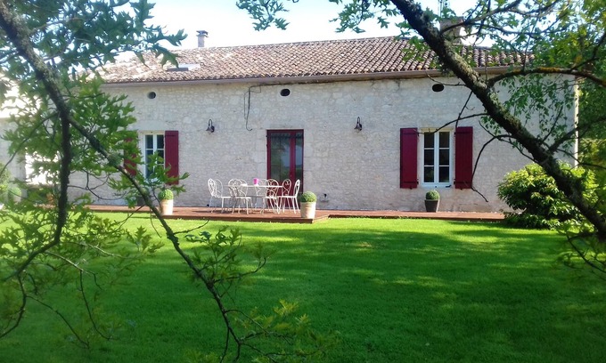 Eymet House | Homerez - Spacious house for 6 ppl. with terrace at Eymet