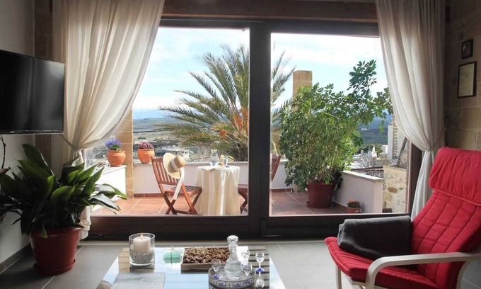 Kolymbari Villa | Homerez - Villa in Chania, parking incl.