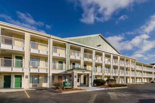 Glendale Hotel | HomeTowne Studios by Red Roof Denver - Glendale/Cherry Creek