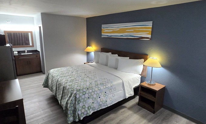 LaGrange Hotel | HomeTowne Studios LaGrange