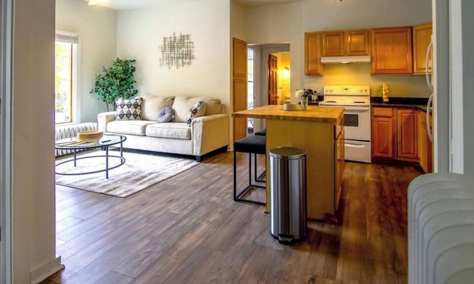 Des Moines Apartment | Homey 2 Bedroom Apt Near Drake With Free Parking