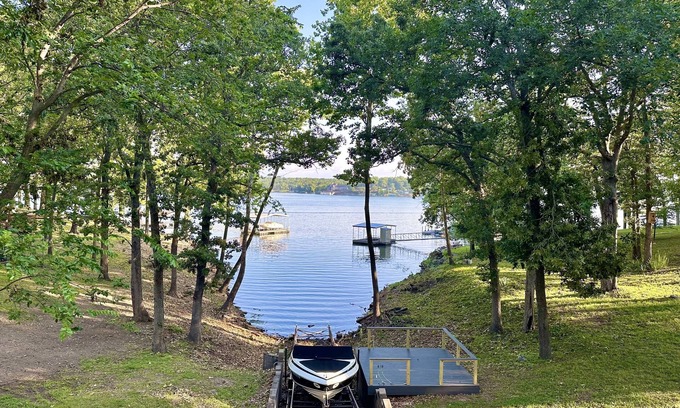 Grove Cottage | Honey Creek Getaway Waterfront Cottage - Close to town & Boat Ramp! Sleeps 10+