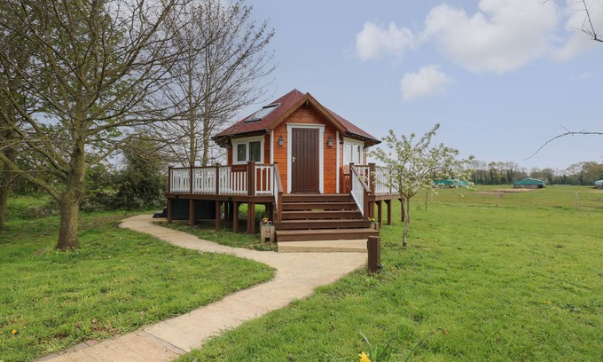 Pentney Cottage | HONEYBEE RETREAT, romantic, with hot tub in Upper Marham