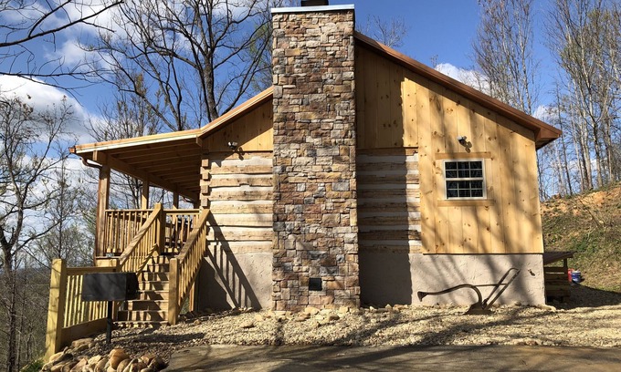 Gatlinburg Cabin | HONEYMOON HIDEAWAY - SECLUDED ANTIQUE LOG CABIN WITH AMAZING VIEWS!