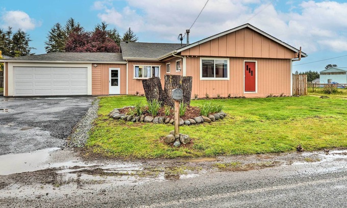 Crescent City House | Horse and Dog-Friendly Home Near Redwoods!