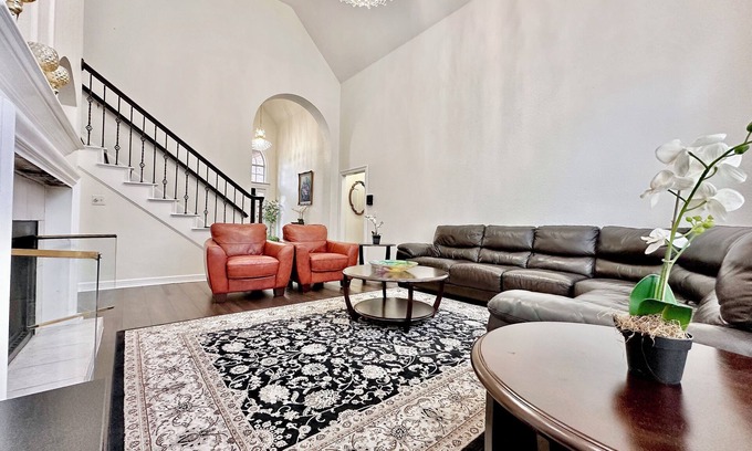 Austin House | Hot Outdoor Spa, Beautiful 5-bedroom home, Private Green belt backyard