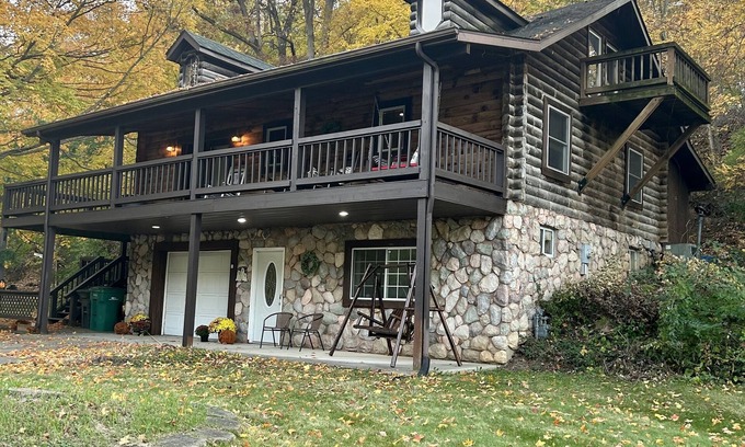 East Peoria Cabin | Hot Tub Cabin by the Bike Trail