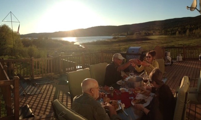 Bonne Bay Pond House | !Hot Tub! - Edge of Gros Morne Park - Explorers, family & Snowmobilers home