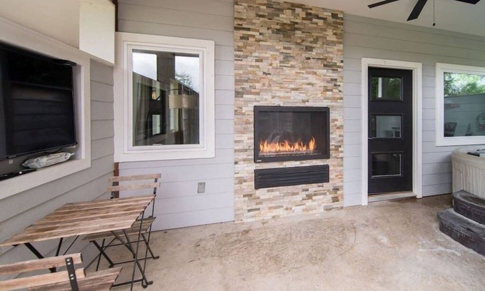 Fredericksburg House | Hot Tub, King Bed, Amazing Sunsets - The Hideaway