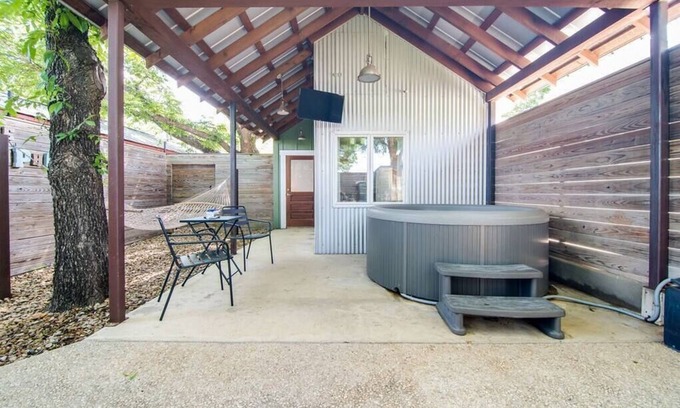 Fredericksburg House | Hot Tub, King Bed, Kitchenette - The Pumphouse