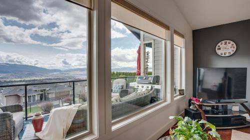 Foothills Apartment | Hot Tub, Pool, City Views, close to Silver Star