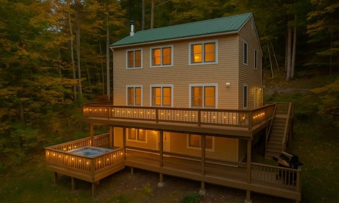 Campton House | Hot Tub + Pool Table + Resort Access + Fast Wifi