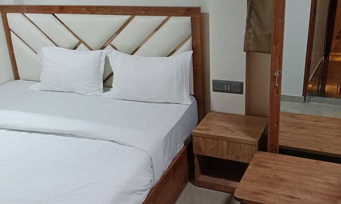 Andheri West House | Hotel Akshay