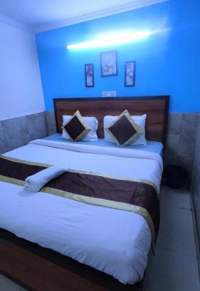 Sarojini Nagar Hotel | Hotel Moon Chanakyapuri Satya Niketan- Couple Friendly