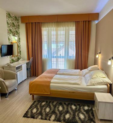 Hajduszoboszlo Hotel | Hotel Négy Évszak