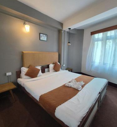 Darjeeling Hotel | Hotel Sakura Mountain view Near Darjeeling Toy Train Station