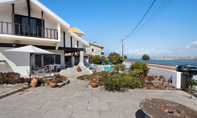 Barra Villa | House 'Casa Do Bico' with Balcony, Wi-Fi and Air Conditioning
