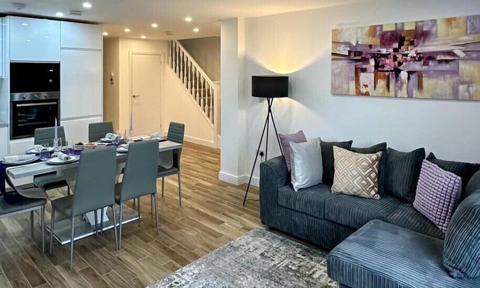 Selsdon and Ballards House | House in Croydon welcomes you to Comfort and style