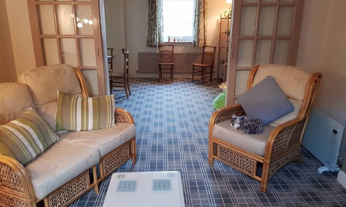 Guisborough House | House - Sleeps 4 - Pets Ok - Parking - Garden
