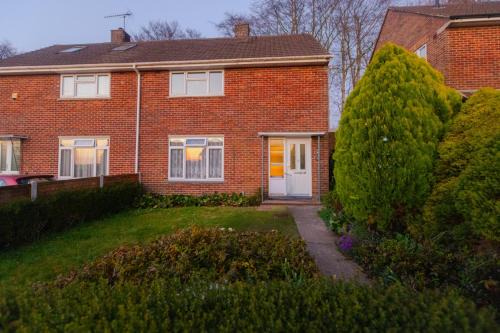 Winchester House | House - Sleeps 8 - Parking - Garden