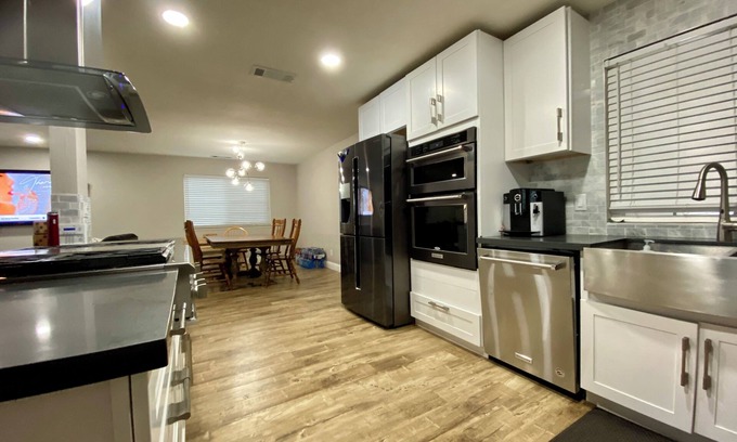 Raisin House | House with a pool next to River Park