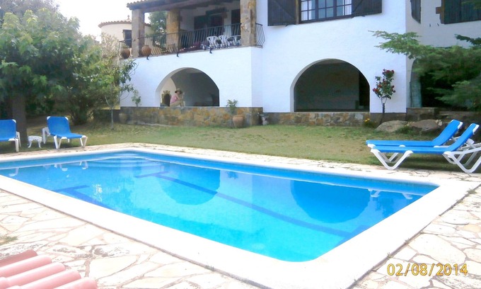 Calonge Ski Chalet | House with garden and pool in quiet area. Perfect for families.