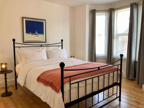 Poole House | House with parking, short stroll to Quay, shops and restaurants