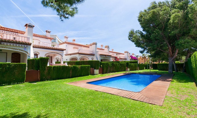 Miami Platja Ski Chalet | House with Pool close to the Beach · UHC BOSQUE II