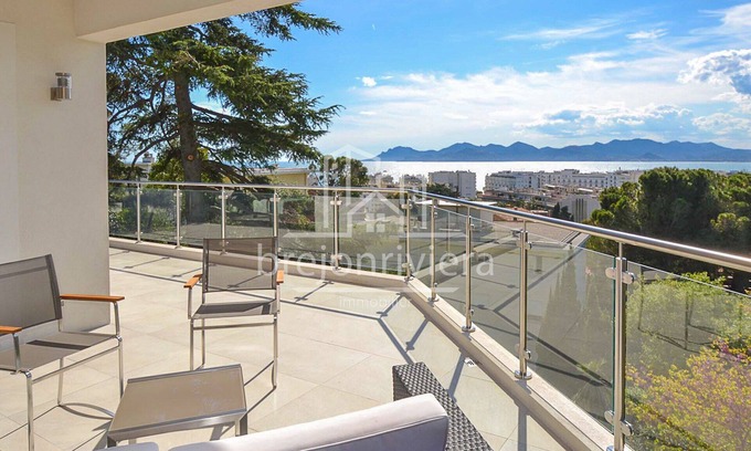 California - Pezou House | House with swimming pool and sea view in Cannes Californie.