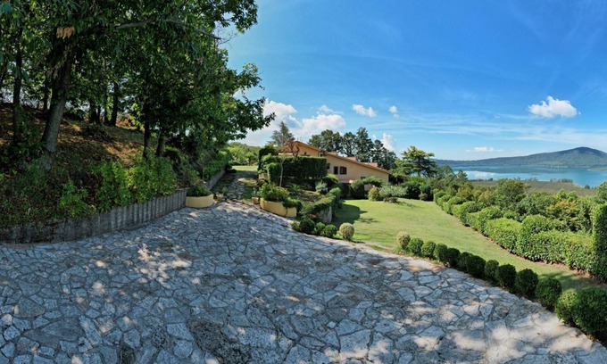 Caprarola Villa | House with view near Rome Pool, WiFi, Garden, lake view BBQ