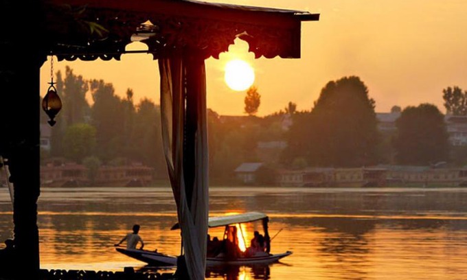 Nagin Bagh Boat Rental | Houseboat Lily of Nageen