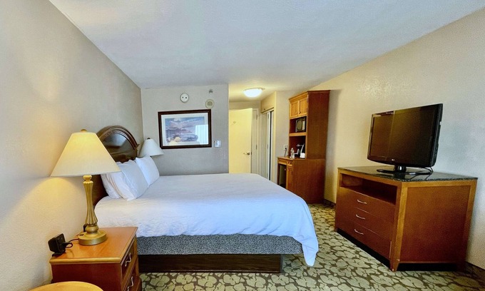 Chinatown Hotel | Houston Comfort with Outdoor Pool, Breakfast, and The Galleria Around the Corner