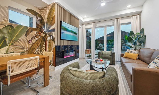 Southeast Houston House | Houston Duplex Duo/Pool/Mega Hottub/Golf/Sleeps 45