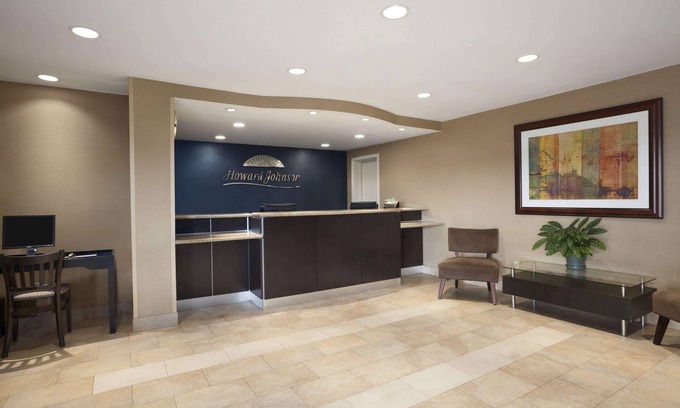 Midway District Hotel | Howard Johnson by Wyndham San Diego Sea World