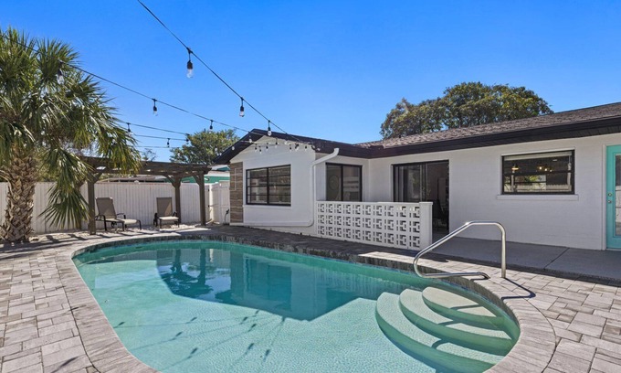 Bradenton House | HUGE - 12 Bed Luxury Pool Home - 15 Minutes to Anna Maria Island Beaches!