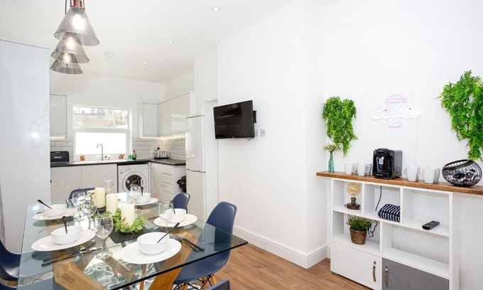 Southend-on-Sea Apartment | Huge 4 Bedroom House with Garden, Close to Beach