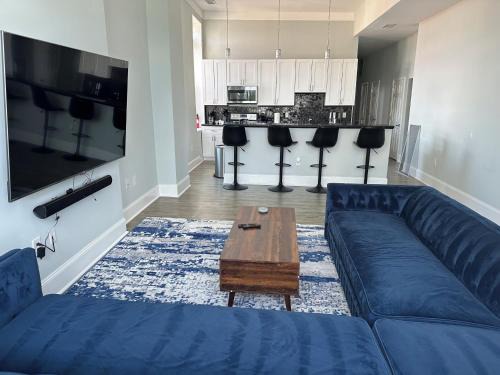 Downtown Baltimore Apartment | Huge Downtown Baltimore home with parking
