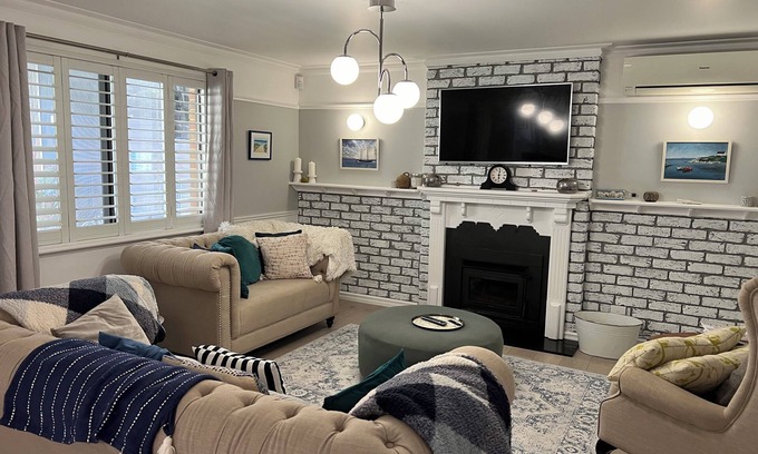 Warnbro House | Huge house! Big gardens, Pool, Beach, open fires, local pub, family retreat!