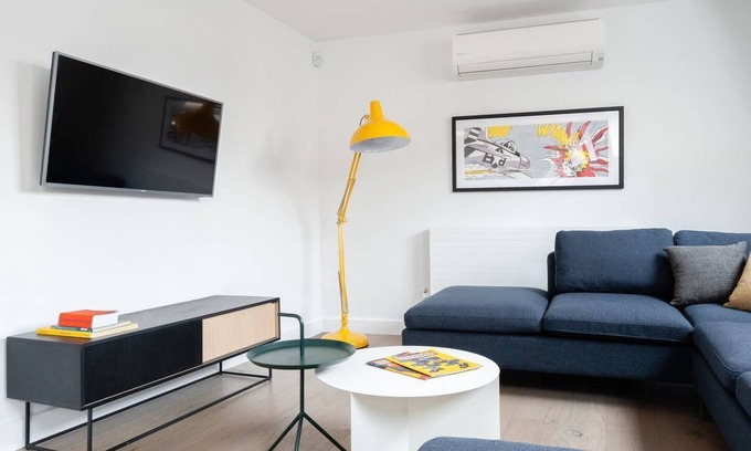 Chinatown Apartment | Huge Leicester Square 2BR - Netflix & AC