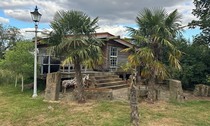 East Drayton Cabin | Huge open plan cabin in Weston, Newark hot tub WiFi wood stove pets parking