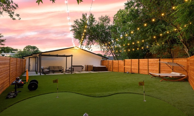 Barton Hills House | Huge Yard, Putting Green, Hot Tub & King Bed! Walk to Barton Springs/Zilker Park