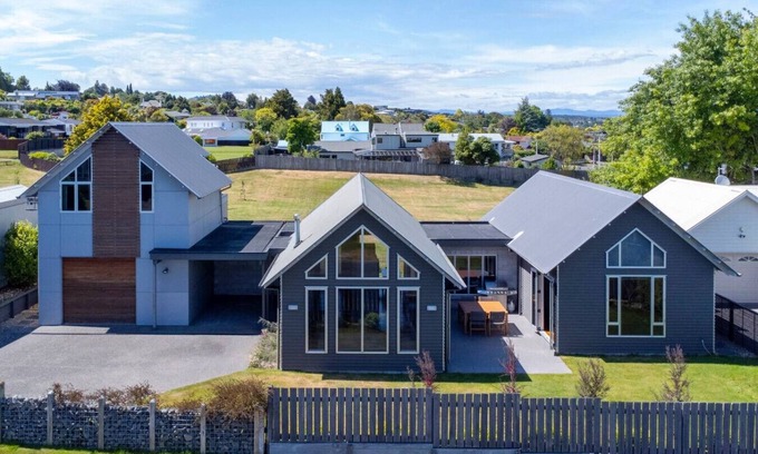 Taupo House | Huia Heights - New and Modern BnB
