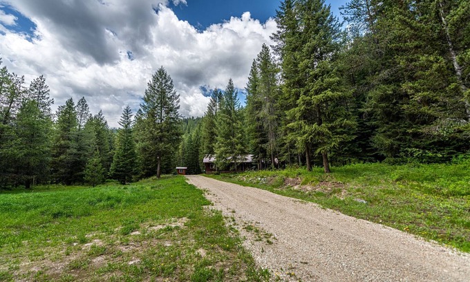 De Borgia Cabin | Huntsman’s Hideout- Deborgia, Montana 15 mins from Look Out Ski Resort