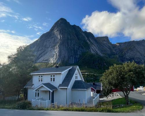 Reine Villa | Husly Reine - your home with Reinebringen view