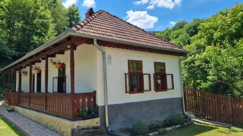Haromhuta House | Hutai Meseház