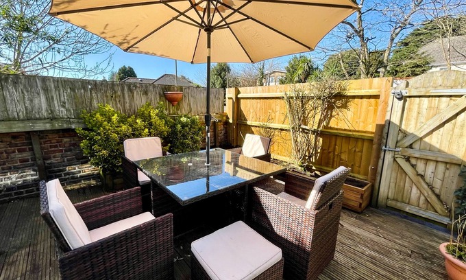 Westbourne House | Hydeaway Holiday Home - 3 bed house with parking, sleeps up to 7