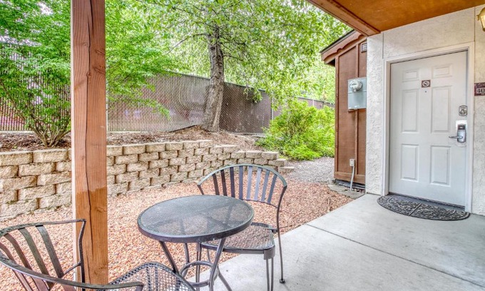 Downtown Leavenworth Apartment | Icicle Village Resort 401 & 402: Ponderosa Hideaway