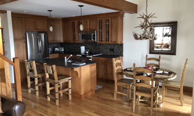Stratton Mountain Condo | IDEAL LOCATION: Renovated Condo, Ski-In Walk Out To Tamarack Lift And Village